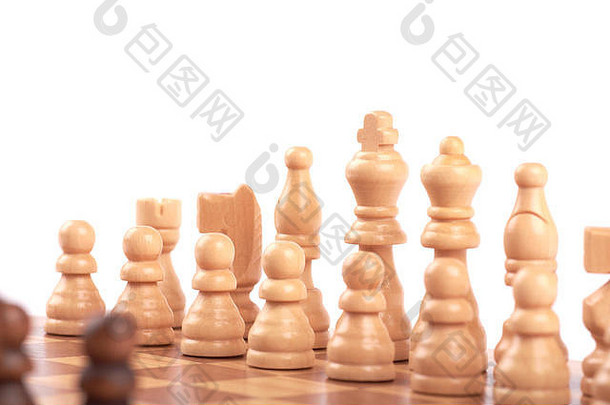 一组白色和黑色的木制棋子，排在棋盘上，在白色背景上分开
