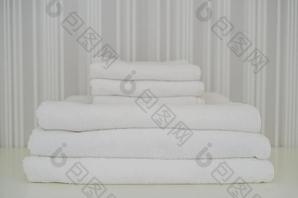 桩白色毛茸茸的毛巾衣橱服务酒店概念洗衣