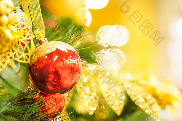 明亮而美丽的圣诞树装饰着玩具，背景柔和明亮。圣诞节和新年的概念。
