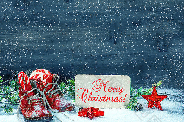 古董圣诞节装饰红色的星星古董婴儿鞋子雪木背景复古的风格健美的图片山 姆