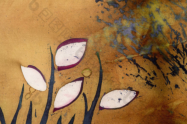 金色背景上有叶子的树枝，热蜡染，背景纹理，丝绸手工制作，抽象超现实主义艺术