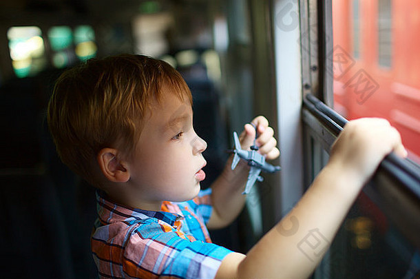 男孩玩具火车窗口