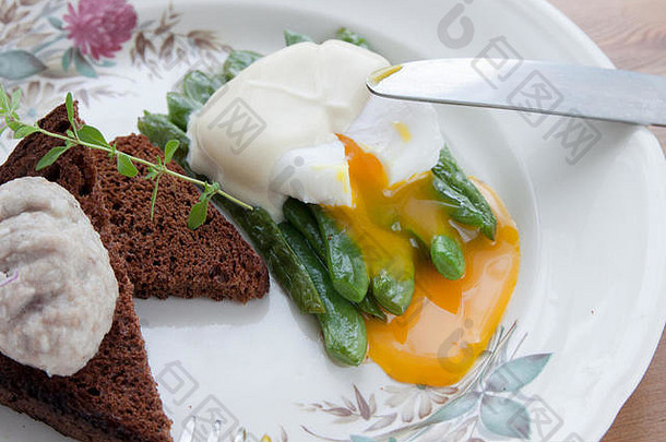 水煮鸡蛋配绿豆的液体蛋黄，早餐