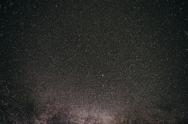 背景灰色的布满星星的晚上天空乳白色的