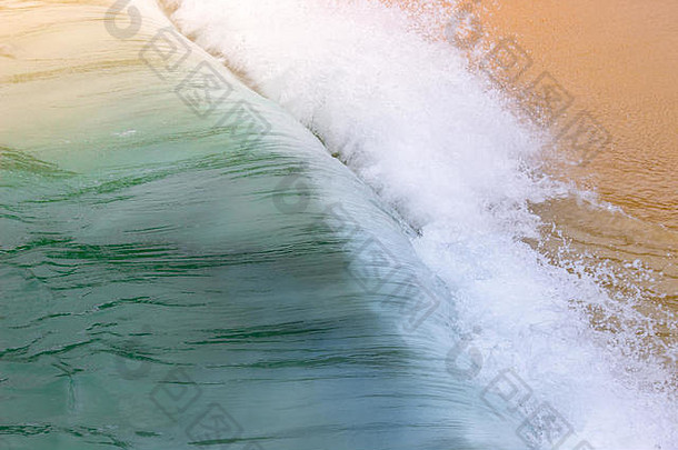 海洋波崩溃桑迪海滩泡沫