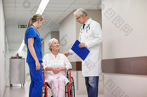 医生和坐轮椅的老年妇女在医院
