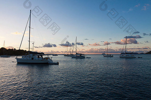 帆船停泊深蓝色的水早期早....光粉红色的云玛丽娜middle托托拉岛英国维珍岛屿