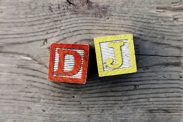 这是一张由木块或木块组合而成的照片俯视图，为Disc Jockey创造了首字母缩写DJ