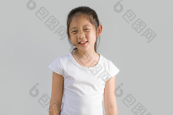 工作室拍摄快乐亚洲孩子女孩白色t恤孤立的白色背景