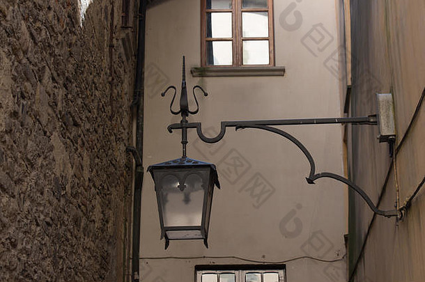 视图古老的街灯笼房子墙