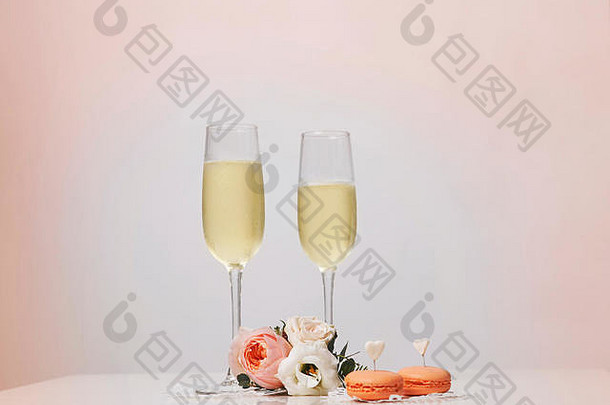 两杯<strong>香槟</strong>，<strong>花</strong>束玫瑰和饼干