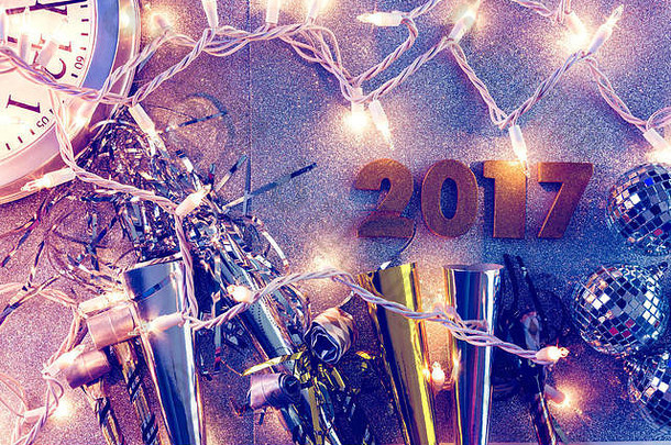 银质背景上的新年夜派对装饰品。
