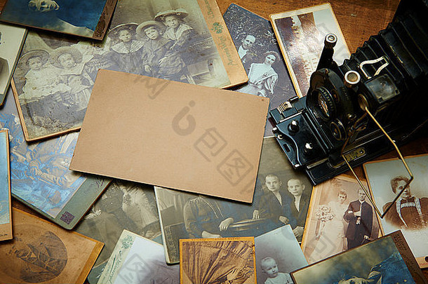 老式复古胶卷相机和旧木桌上的黑白照片，照片，回忆