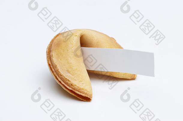 白色背景上带愿望的中国饼干。空心愿纸