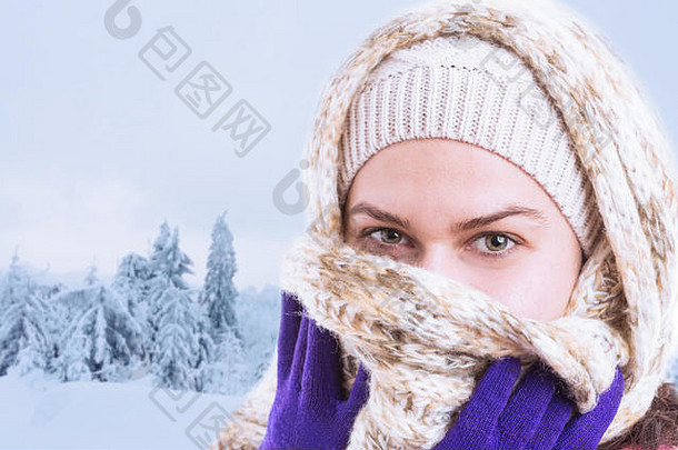 特写镜头年轻的女人覆盖口鼻子米色围巾举行紫色的手套冬天服装配件概念