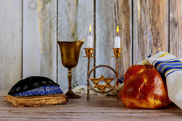 安息日犹太节日，蜡烛上放着沙拉面包和一杯葡萄酒。