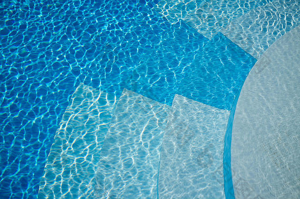 游泳池入口，游泳池中的蓝色水