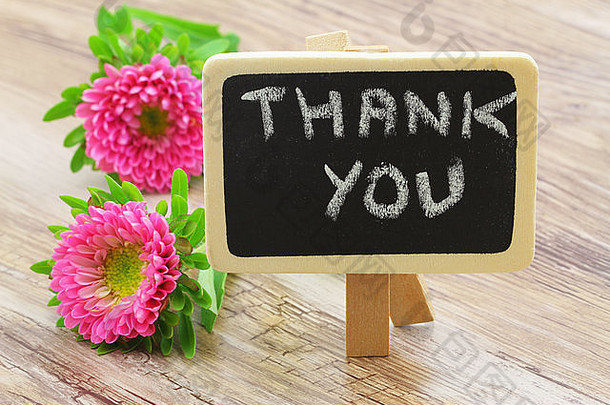 谢谢你写在迷你黑板和粉色雏菊上