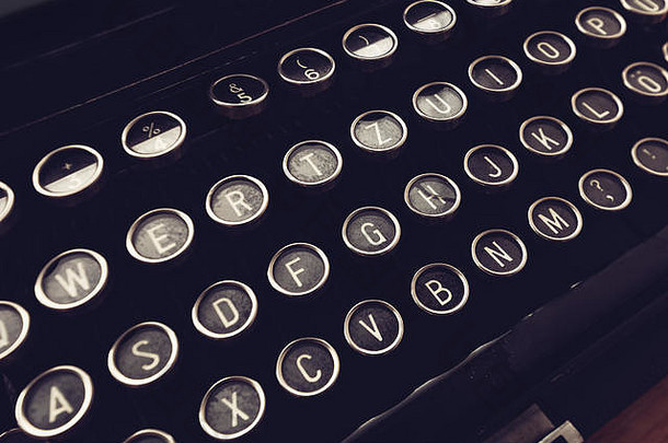 关闭古董打字机机键作家桌子上概念上的图像写博客出版新闻诗歌写作
