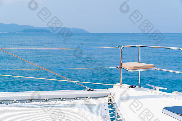 豪华座海景游艇在蓝天夕阳光的背景下，度假度假概念游艇在海上，豪华夏季游轮。