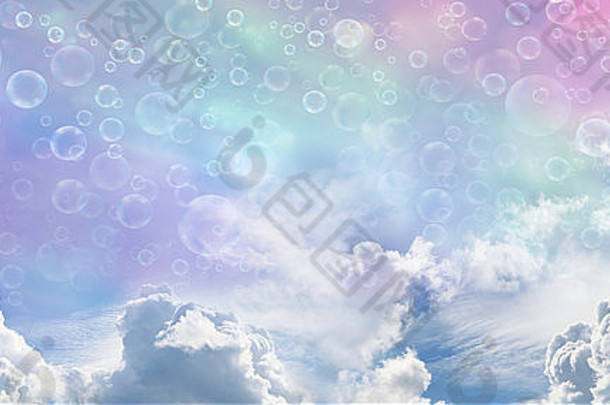 彩色蓝天的全景，各种不同的云层和许多透明的气泡漂浮在天空中
