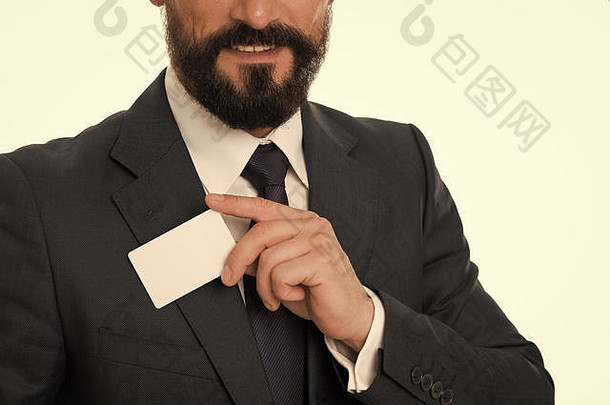 让我<strong>自我介绍</strong>一下。请随时与我联系。商人微笑着拿着塑料白卡。商人带着名片。定制设计，使您的卡独一无二。名片设计。