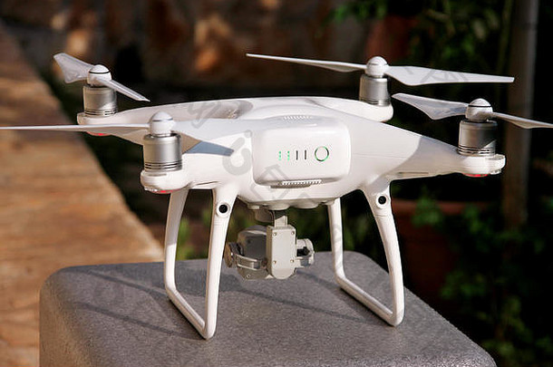 带4K数码相机的白色四旋翼无人机已经准备好起飞，可以在空中拍照，录制上面的镜头。嗡嗡声