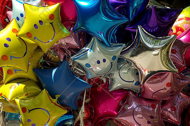 彩色气球上的笑脸；充气的快乐脸气球；氦气球；特别节日庆祝气球；