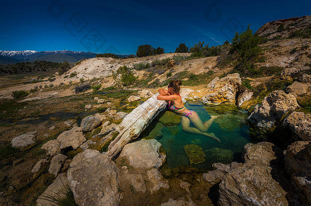 美国加利福尼亚州布里奇波特钙华温泉池中放松的女人