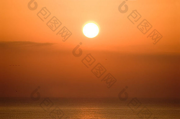 金色的太阳从葡萄牙阿尔布费拉阿尔加维海滩升起