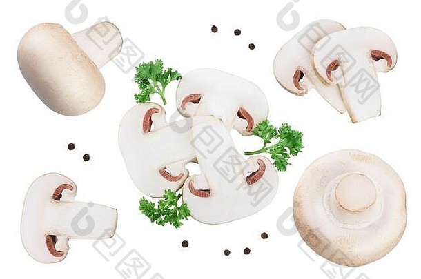 在白色背景上分离的新鲜蘑菇和切片。顶视图。平铺。