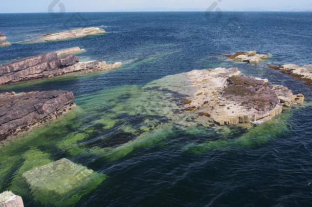 视图海一半淹没岩石深蓝色的海地平线自然颜色斯托尔半岛萨瑟兰苏格兰