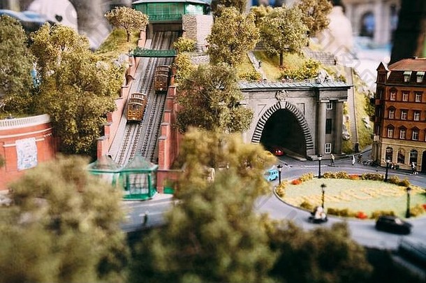 匈牙利布达佩斯玩具城。山上隧道旁边的缆车，靠近汽车环。