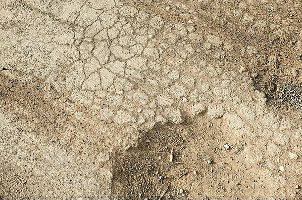 轮跟踪路痕迹土壤拖拉机挖掘机车汽车轮胎跟踪泥泞的小道背景纹理