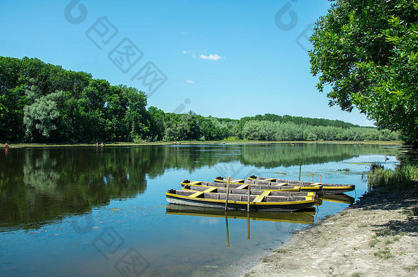 阿肯伊，诺维（塞尔维亚）附近的湖，海岸边有木船