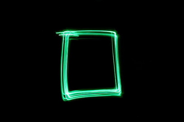 长时间曝光的霓虹绿照片，在一个抽象的盒子轮廓形状的黑色背景下。光绘摄影，抽象色彩