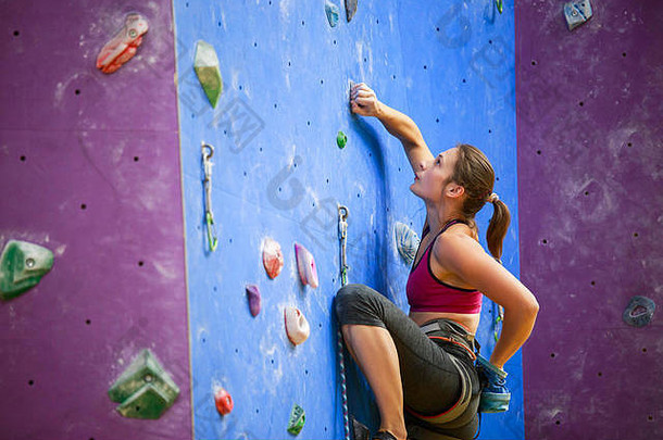 照片体育女孩滑石袋回来练习攀爬<strong>墙</strong>