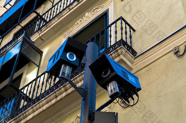 针对街上建筑物的CCTV安全摄像头的低角度视图
