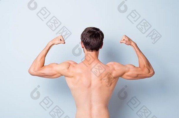 回来后一边视图照片英俊的强大的运动的家伙显示肱三头肌每天健身房培训孤立的灰色颜色背景