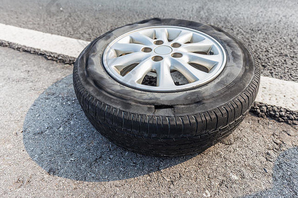 破损的轮胎在轮胎表面上损坏，放在路边