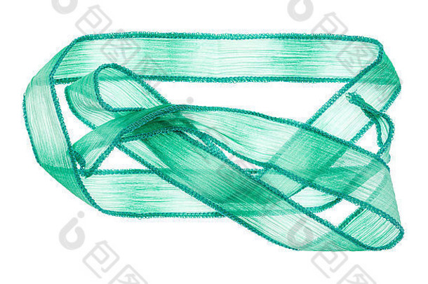 一小块透明的绿色缎带布，白色背景上有一条独立的装订线。