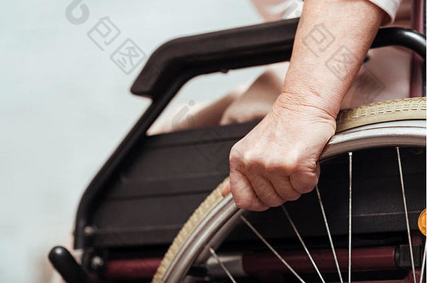 使用轮椅的老年妇女。