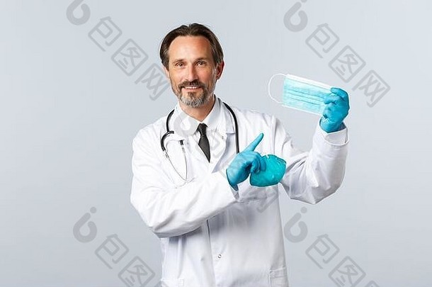 2019<strong>冠状病毒</strong>疾病预防、保健人员和疫苗接种的概念。身穿白色外套和手套，面带微笑的男医生，社会预防措施