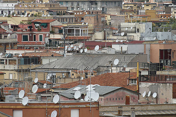 大都市的屋顶上有许多天线和接收电视信号的天线