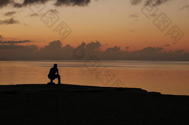 孤独的日落男人。手表设置太阳北部马里亚纳岛屿