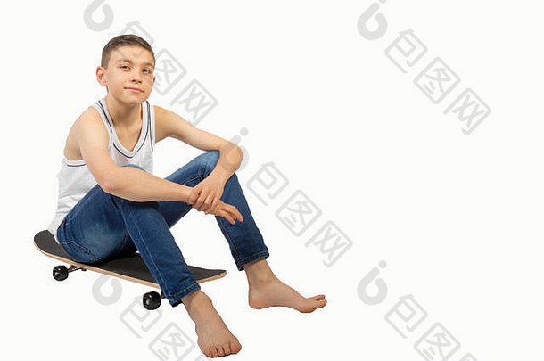 年轻的十几岁的高加索人男孩滑板