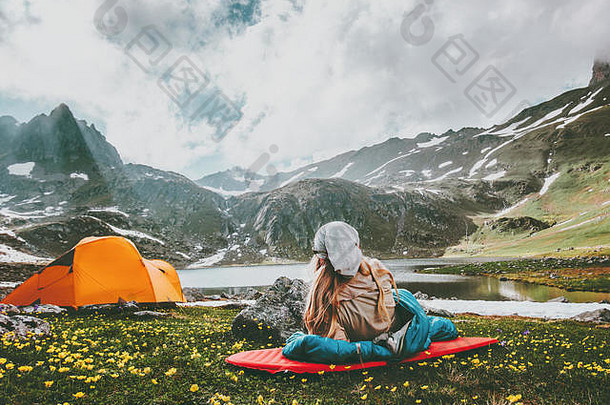 野营旅行山假期女人放松睡觉袋席享受景观生活方式概念冒险户外