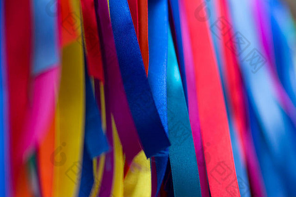 各种不同颜色和长度的缎带