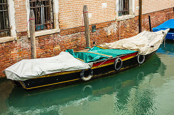 停靠私人船运河威尼斯意大利