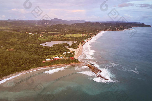 尼加拉瓜无人机视野中的<strong>冲浪</strong>海滩。尼加拉瓜的桑塔纳海滩